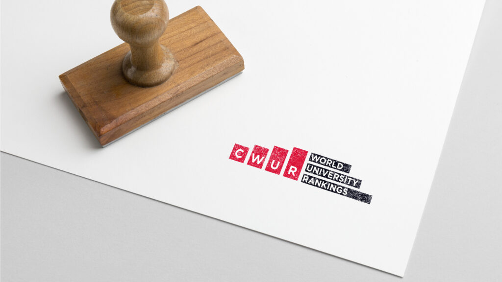 Une feuille blanche portant l'inscription CWUR "World University Rankings" avec un tampon en bois