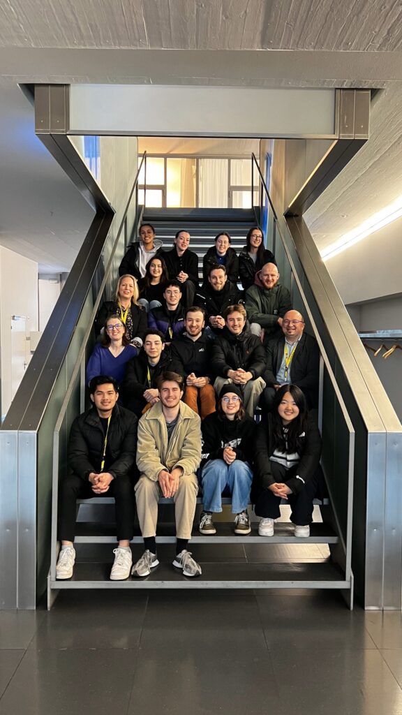 Photo de groupe dans un escalier d'étudiants et personnels UTBM