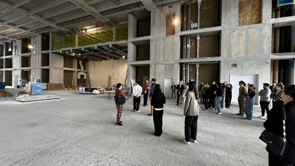 Visite d'un chantier par des étudiants, en intérieur
