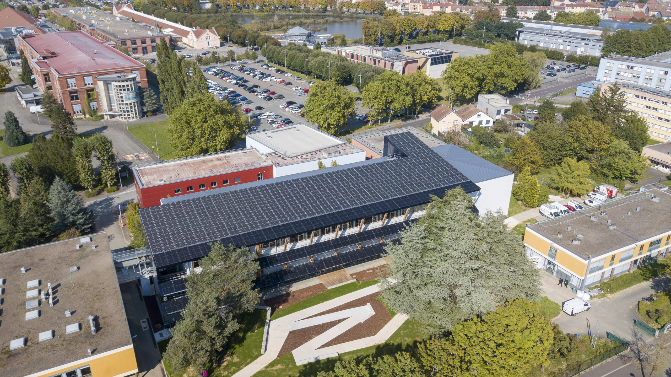 Vue aérienne de la bibliothèque UTBM de Belfort et de ses alentours
