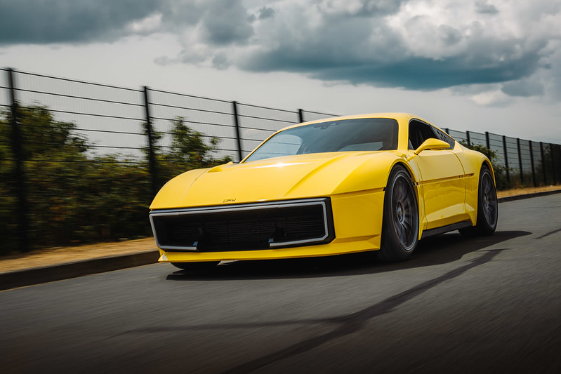 Voiture de couleur jaune sur une piste de circuit automobile