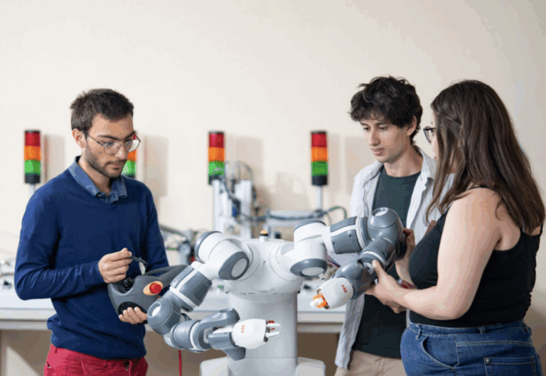 3 étudiants qui travaillent sur un Cobot