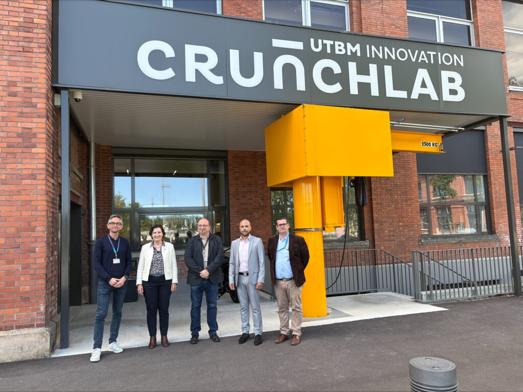 Cinq personnes posant devant l'entrée des locaux du CrunchLab