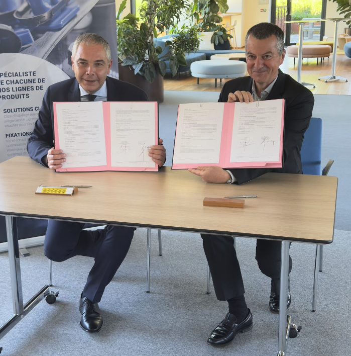 Signature d'une convention entre le directeur de l'UTBM et un partenaire