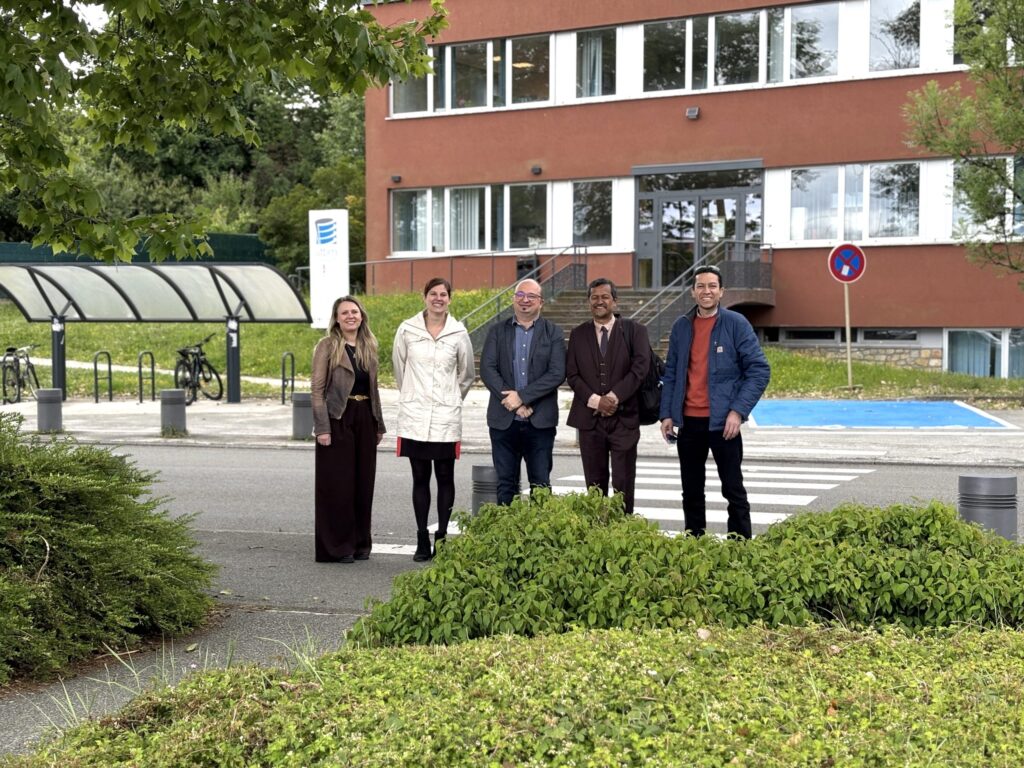 Un groupe de 5 personnes devant le campus UTBM de Belfort