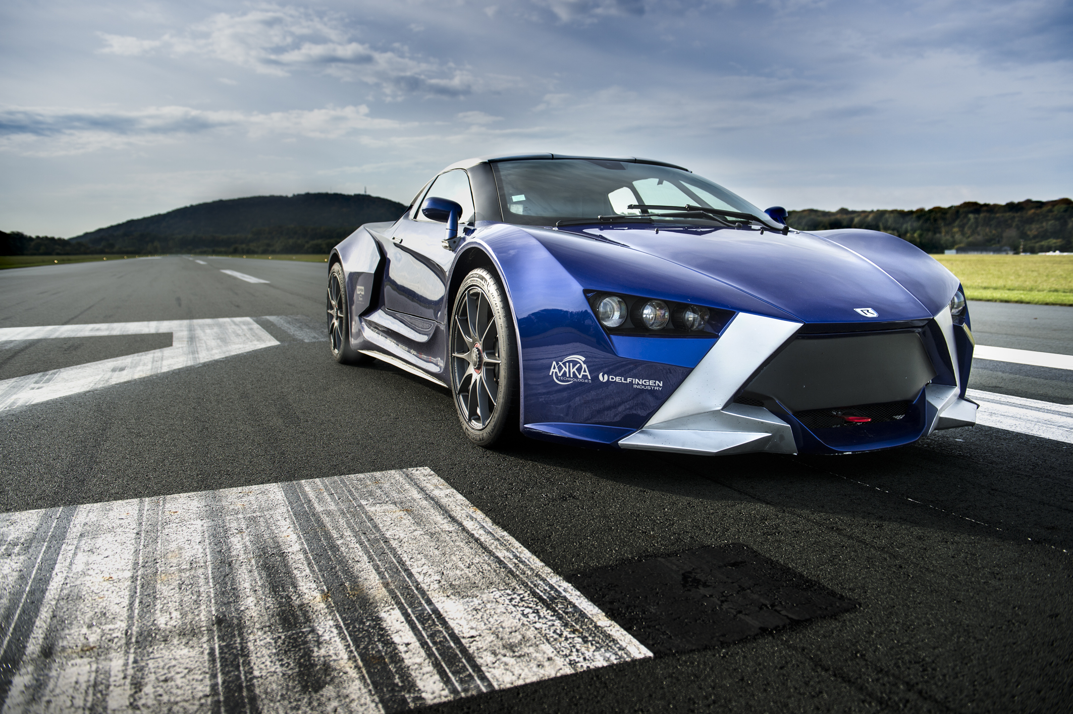 Une voiture AKKA de couleur bleue sur un circuit automobile
