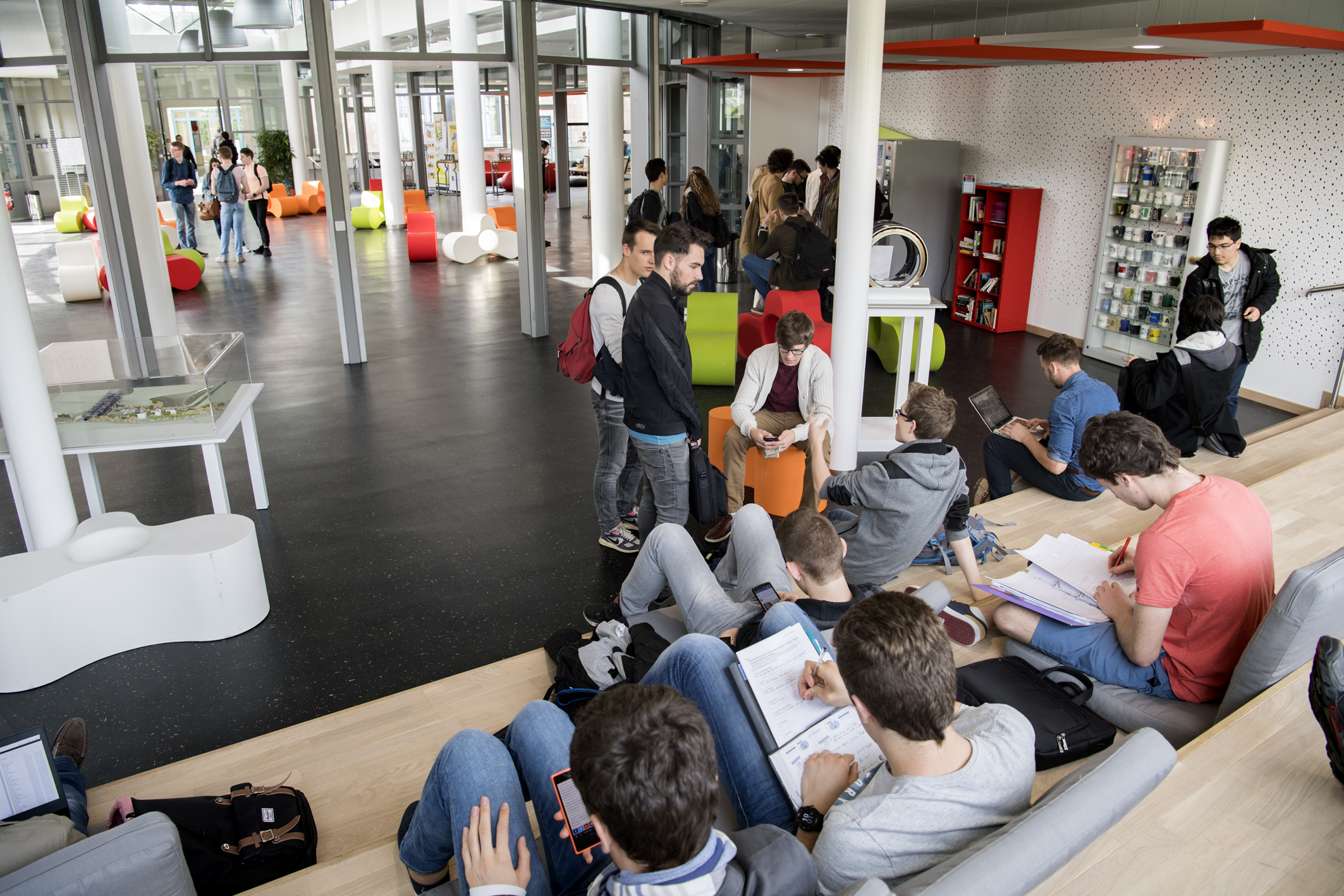 Le hall UTBM de Sevenans rempli d'étudiants