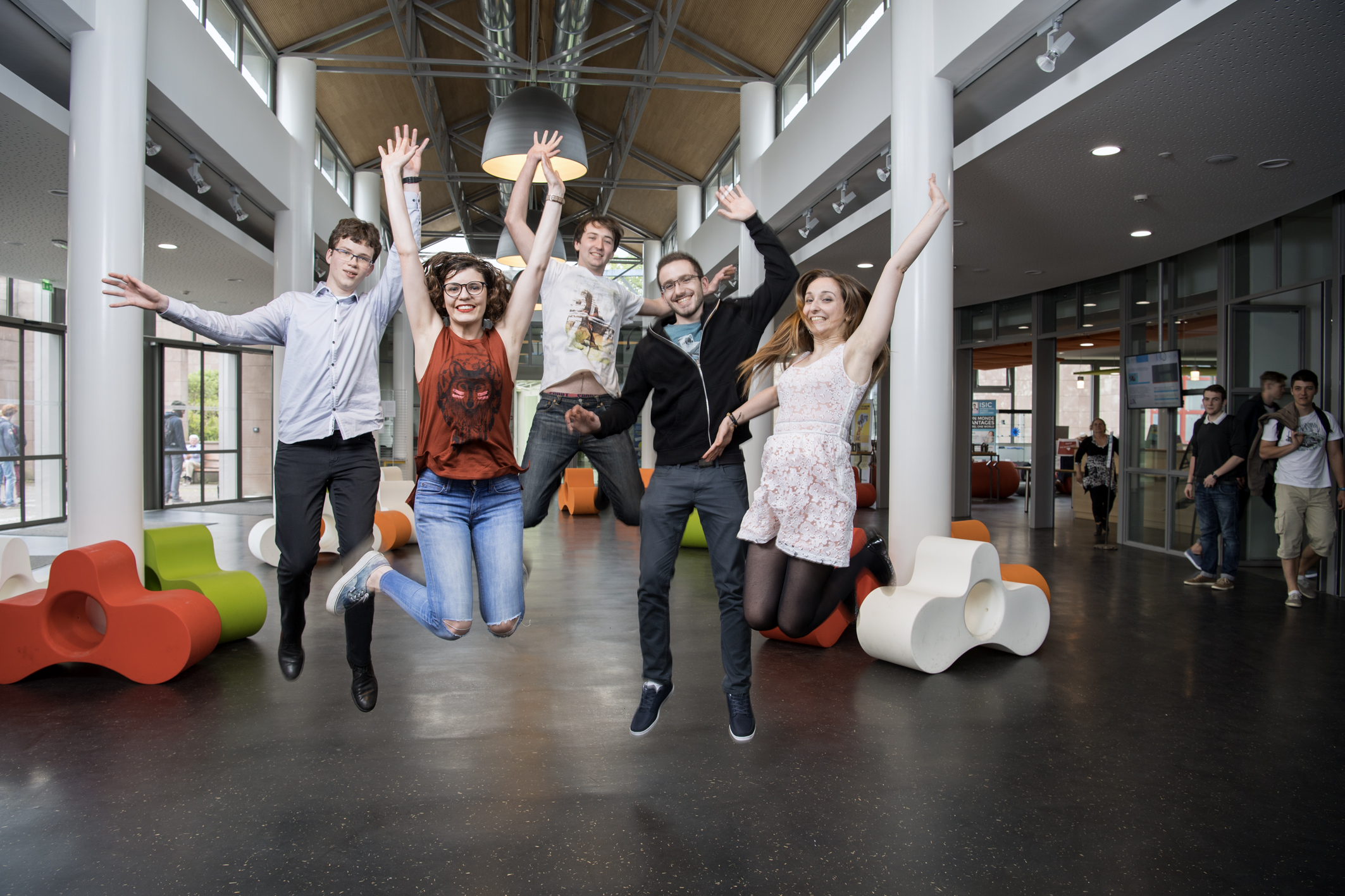 Un groupe d'étudiant effectuant un saut dans le hall UTBM