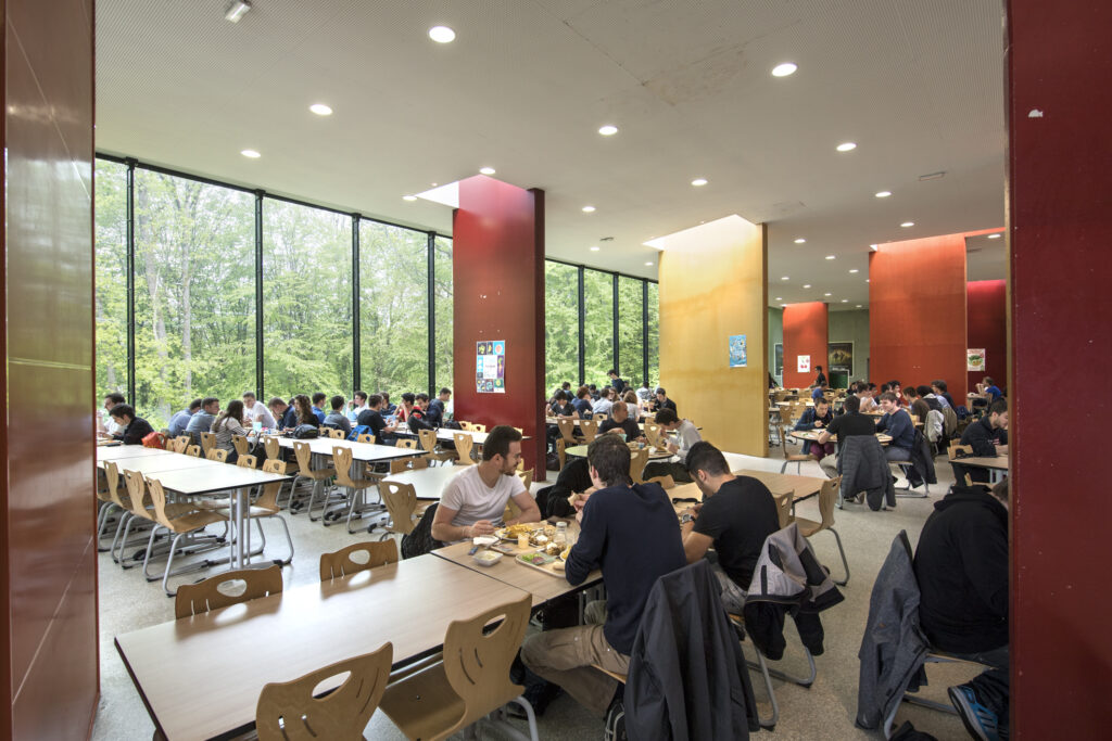 Salle de restauration du Crous remplie d'étudiants UTBM