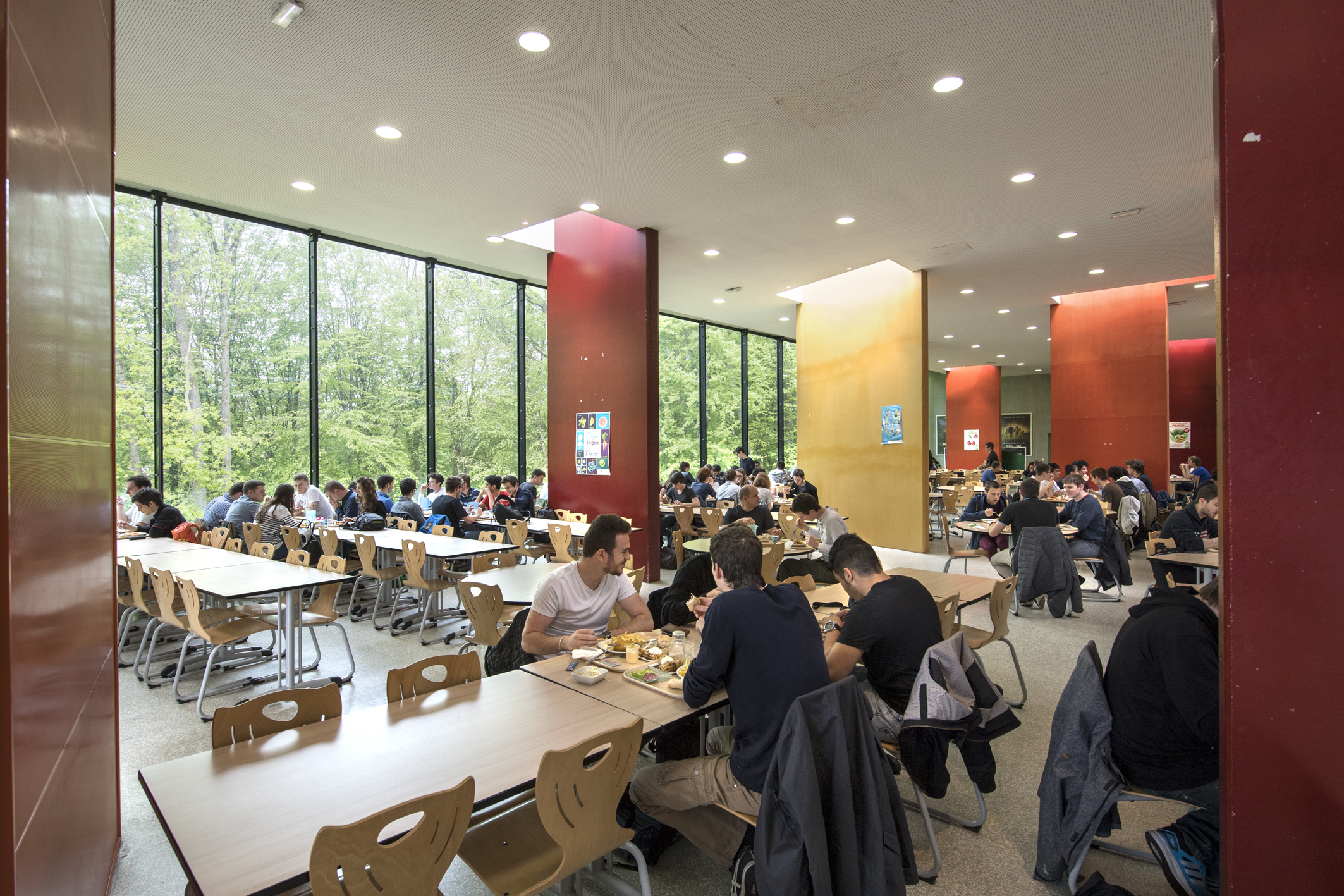 Salle de restauration du Crous remplie d'étudiants UTBM