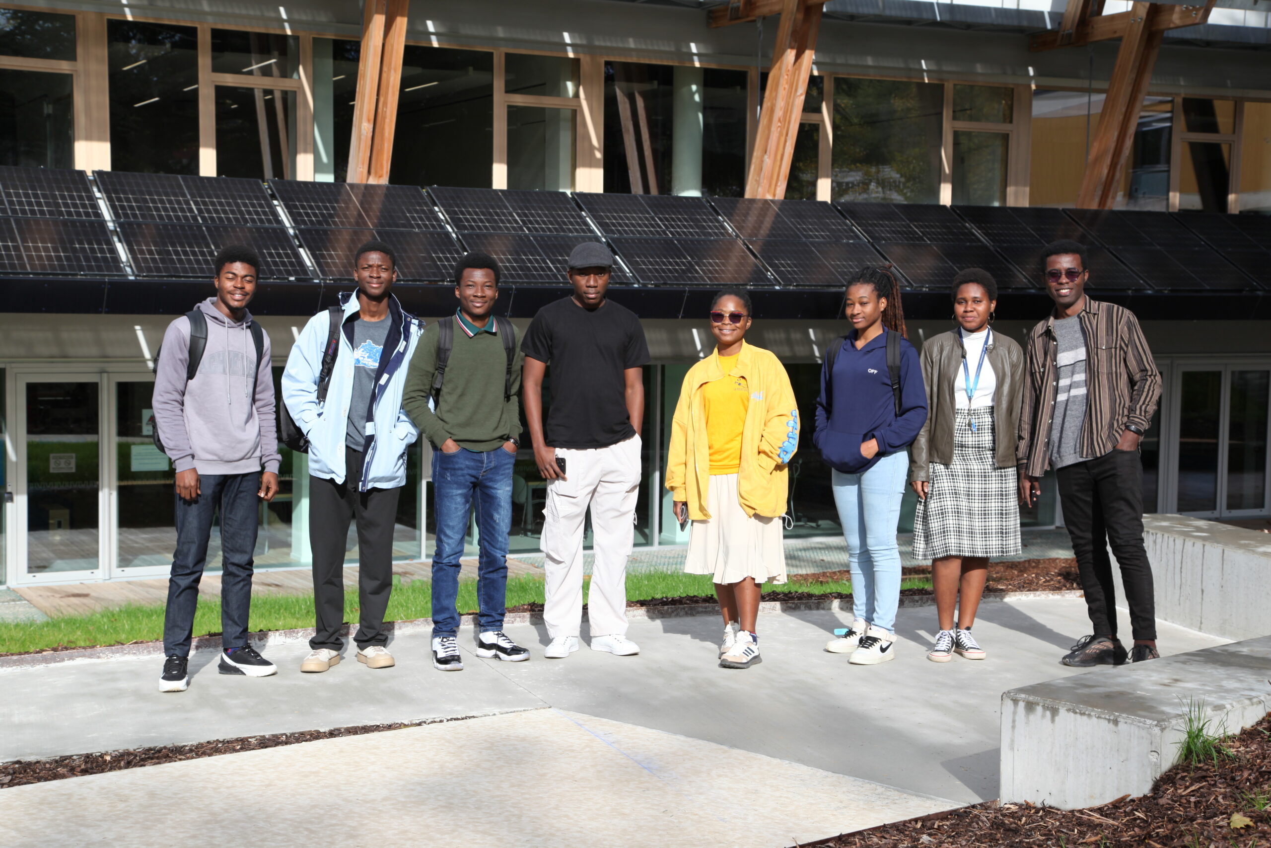 Photo d'un groupe d'étudiants devant le batiment A du site de Belfort.