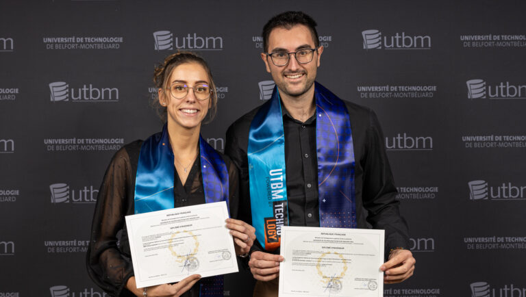 Une femme et un homme diplômés