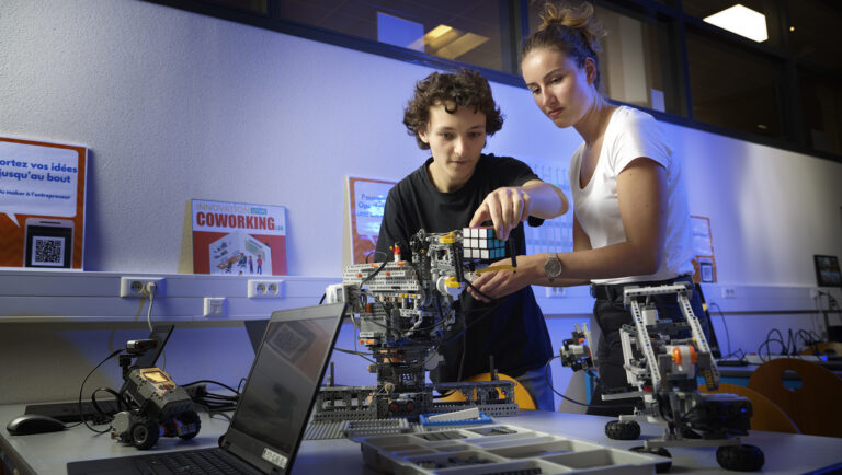 Deux étudiants travaillant sur une maquette