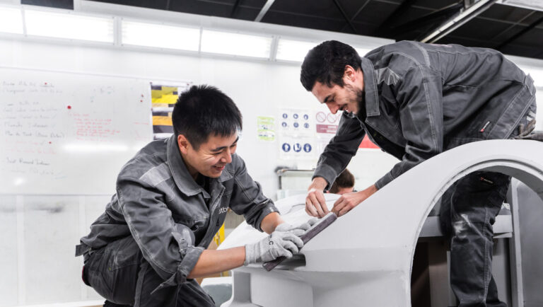 2 étudiants fabriquant une voiture