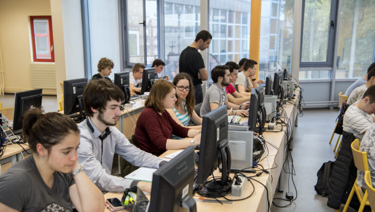 etudiants en salle d'informatique