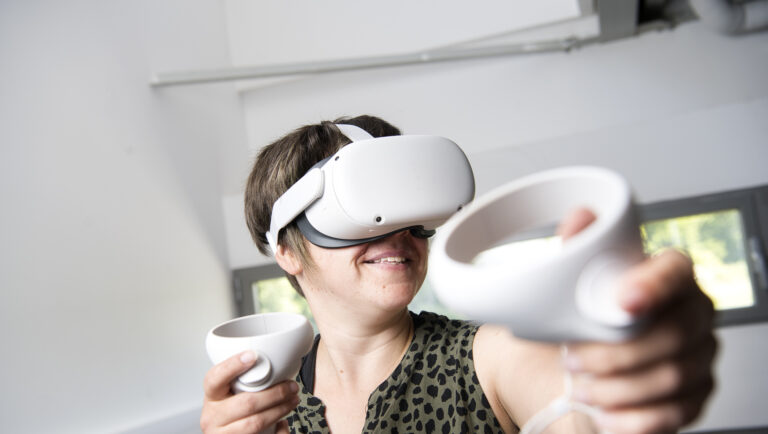 Etudiante avec un casque de réalité virtuelle