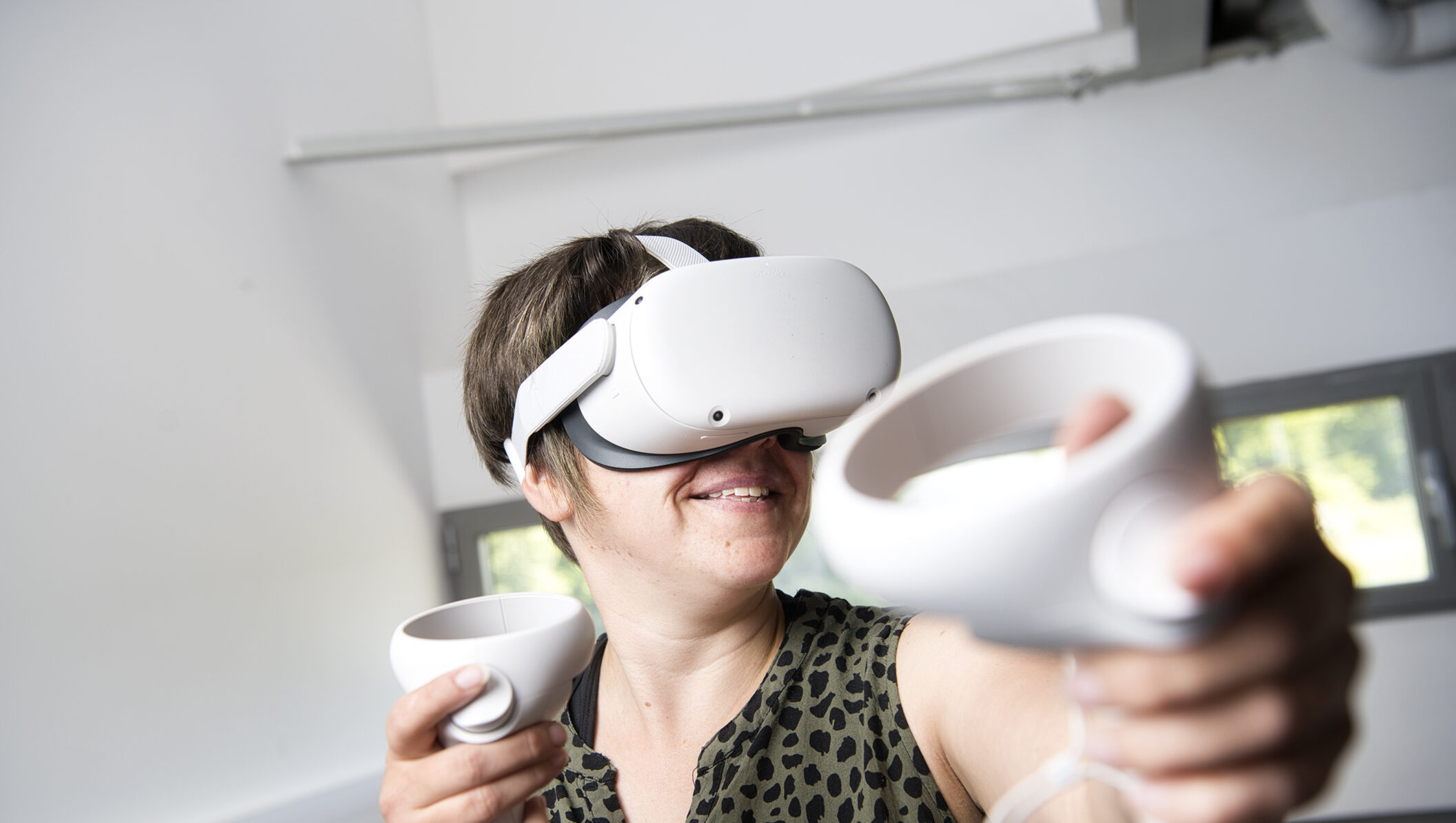 Etudiante avec un casque de réalité virtuelle