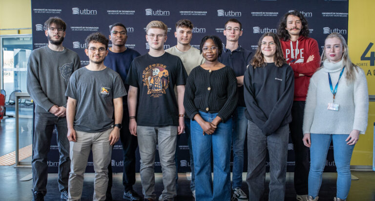 Photo de groupe d'étudiants devant un photocall