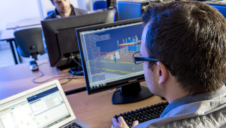 Un homme travaillant sur ordinateur