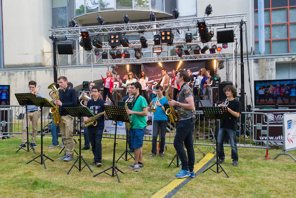 Concert avec des instruments à vent au premier plan