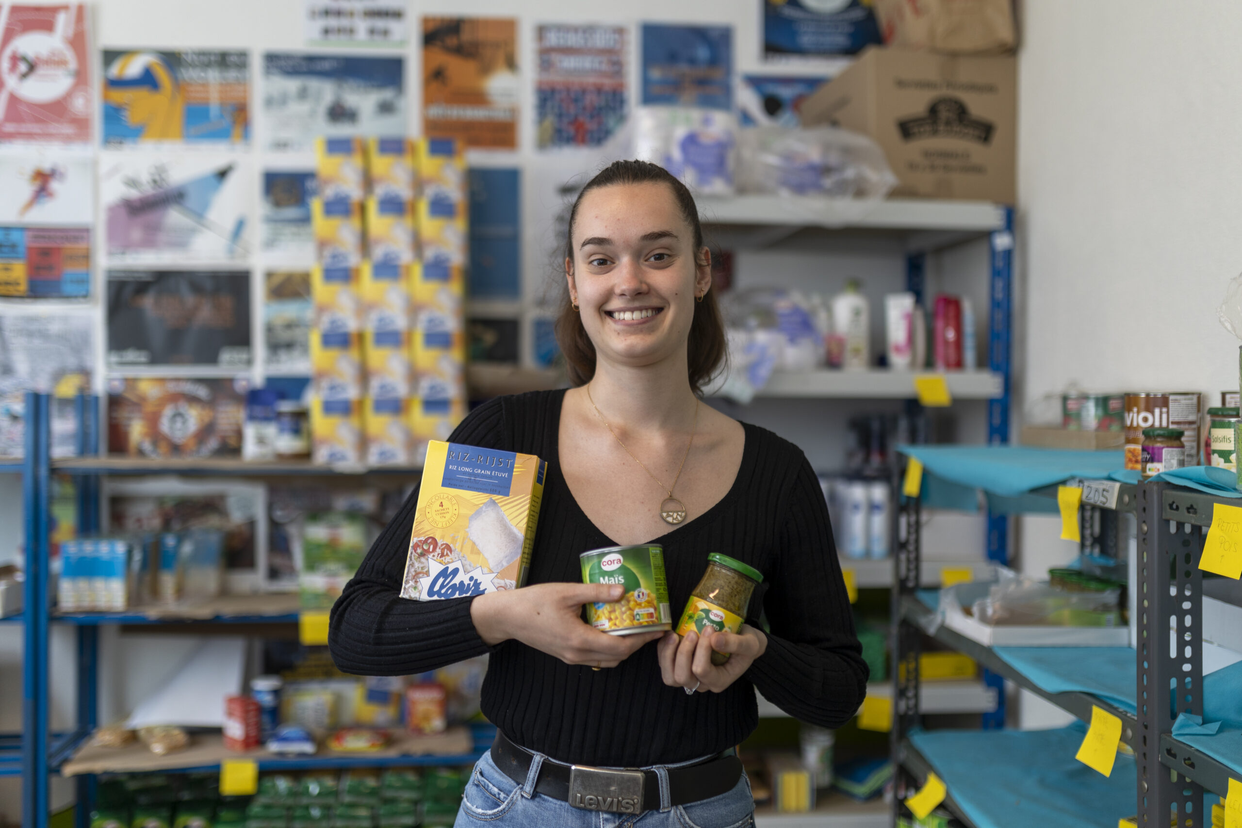 Etudiante portant des produits de l'épicerie solidaire