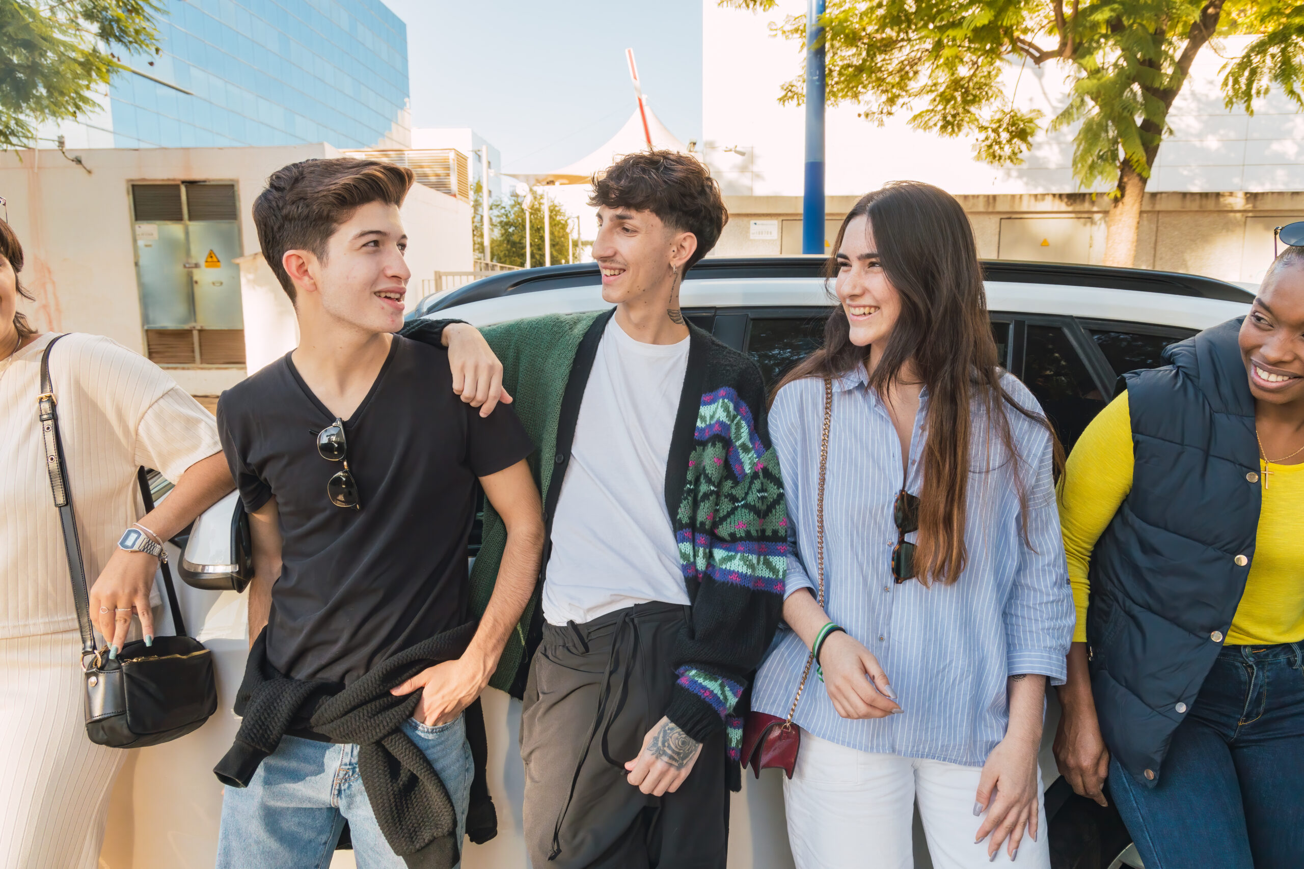 5 étudiants adossés à une voiture