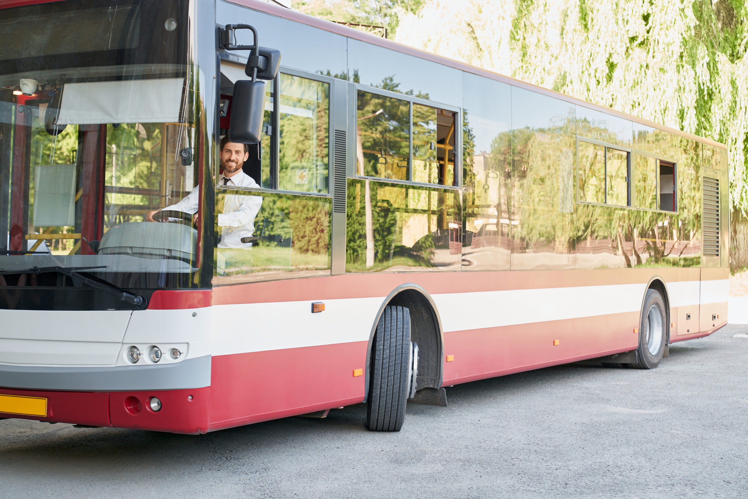 Un conducteur de bus souriant dans un bus