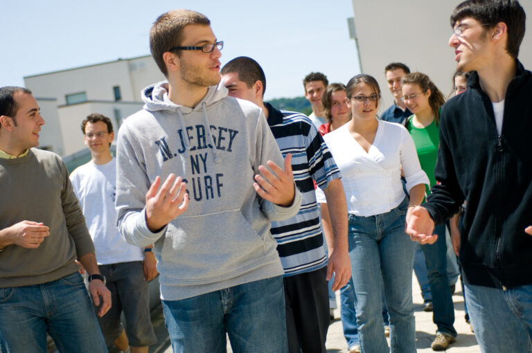 Groupe d'étudiants marchant et discutant entre eux