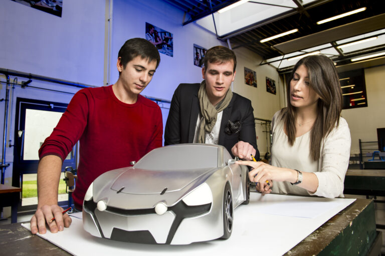 3 Etudiants Sbarro, autour d'une maquette de voiture