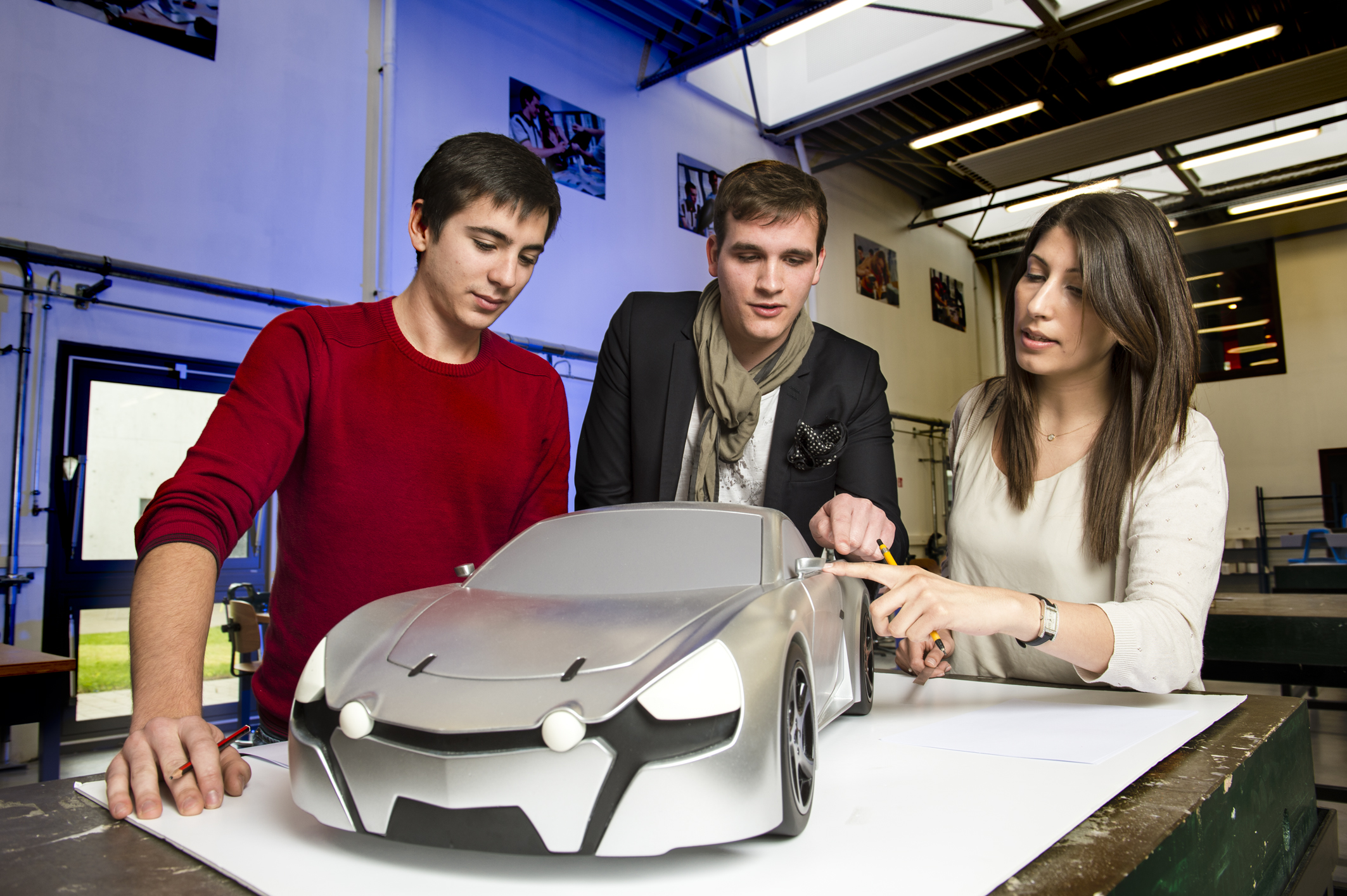 3 Etudiants Sbarro, autour d'une maquette de voiture