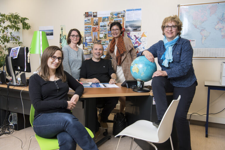 Photo de personnels UTBM du service des relations internationales dans un bureau