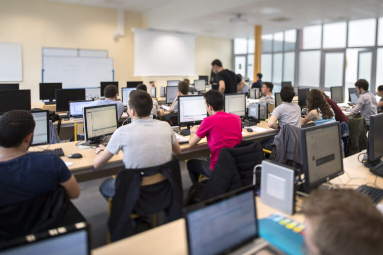 Etudiants dans une salle informatique, de dos